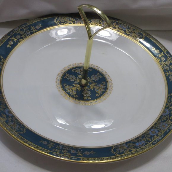 Round Serving Plate with Handle (DP) Carlyle - Picture 3 of 6